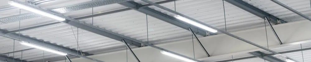 Throughwiring with battens in an industry hall