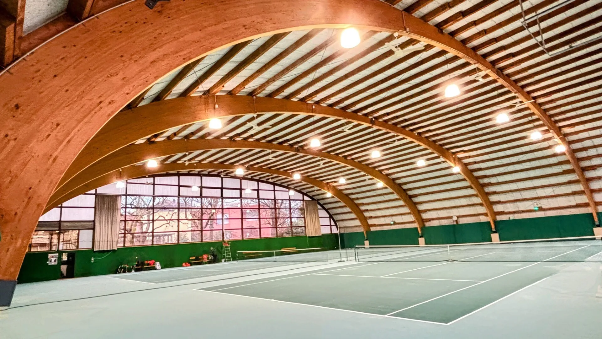overdekte tennisbaan